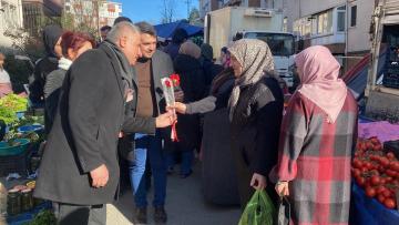 Vekil Bozkurt ve Başkan Andiç Kadınların Gününü Pazarda Kutladı
