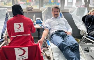 ERTUĞRUL GÜLÜÇ’TE KAN VERDİ, VATANDAŞLARA ÖRNEK OLDU