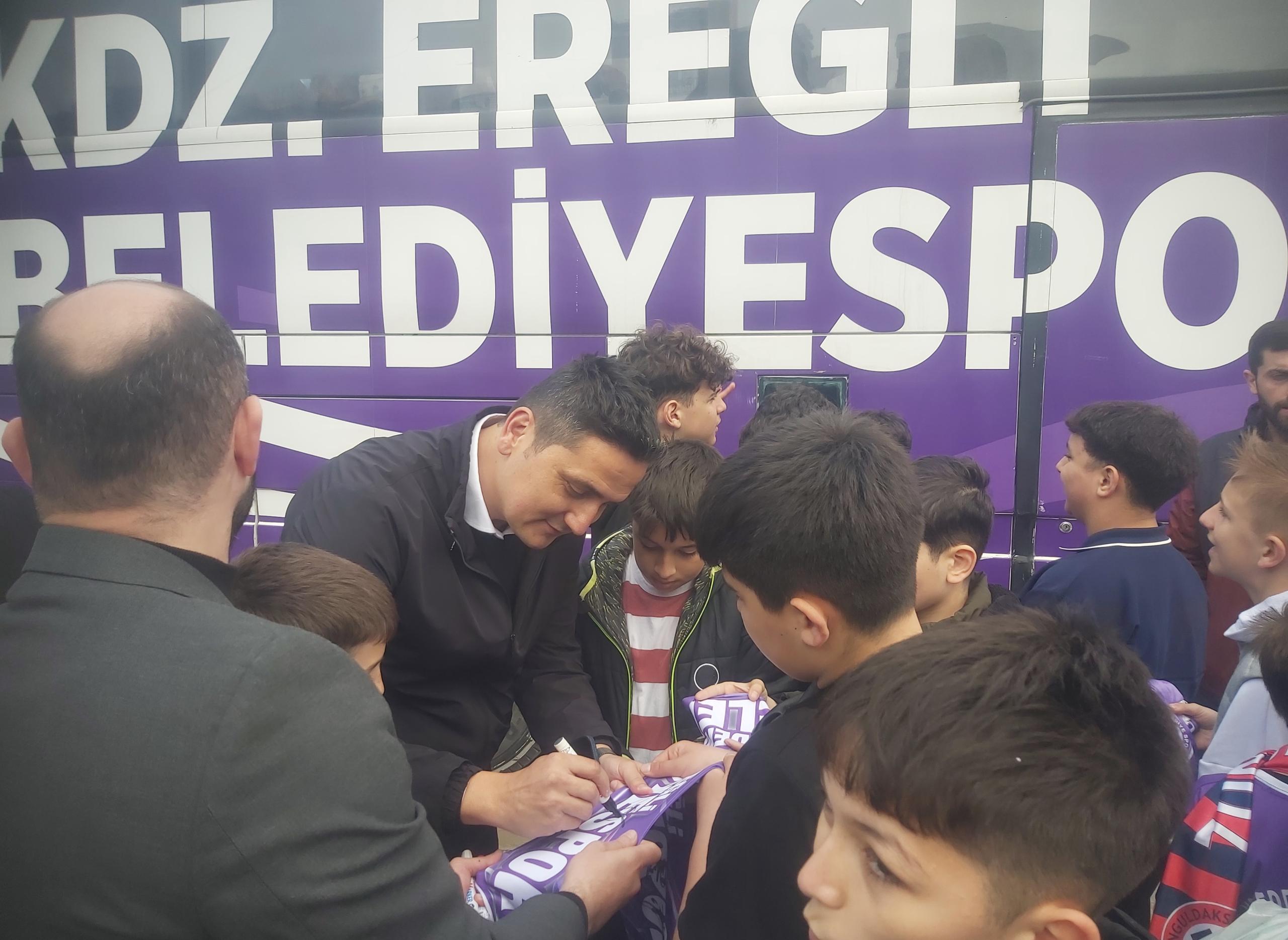 Kulüp Başkanı Yılmaz ’dan Unutulmaz İmza Şov! Tribünde Ereğli Çocuğu tezahürat yapıldı, maç sonunda sevinçler paylaşıldı