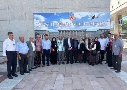 Muhtar Kılıç, köy sakinlerini Meclise götürdü