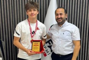 Alfa Akademi’de Gurur Günü: Hasan Alşan’a Başarı Plaketi