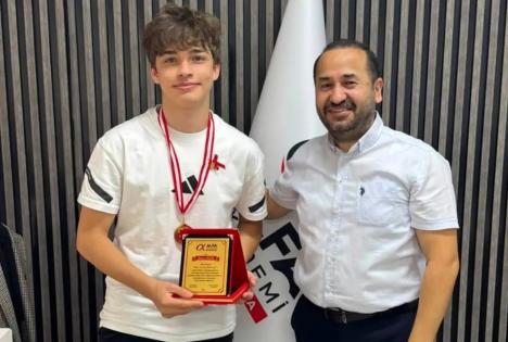 Alfa Akademi’de Gurur Günü: Hasan Alşan’a Başarı Plaketi