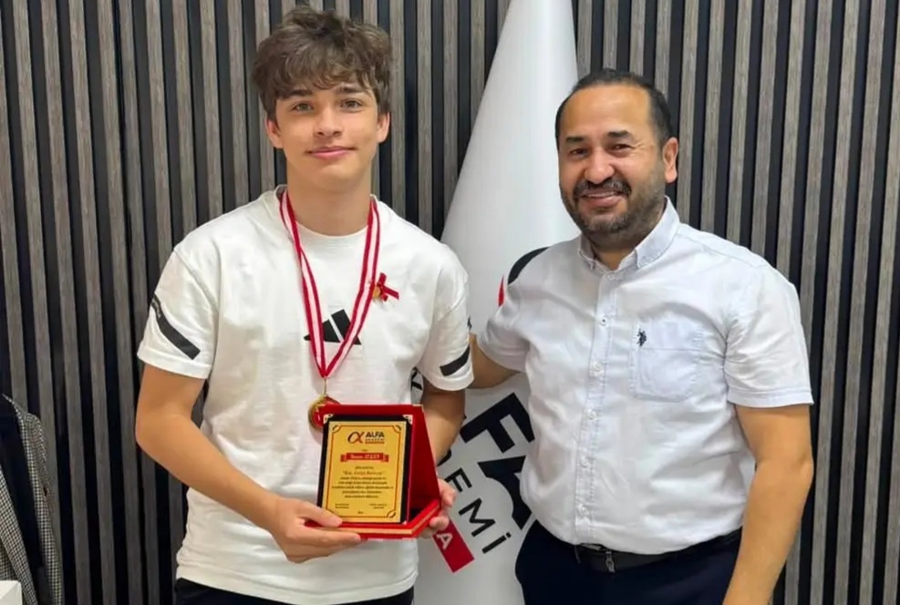 Alfa Akademi’de Gurur Günü: Hasan Alşan’a Başarı Plaketi