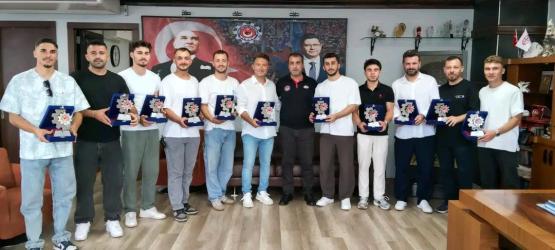 ŞUBE BAŞKANI KALFA ŞAMPİYON TAKIMI AĞIRLADI, BAŞARILAR DİLEDİ