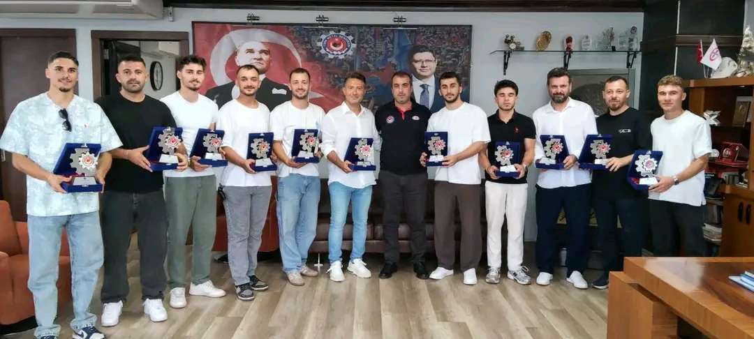 ŞUBE BAŞKANI KALFA ŞAMPİYON TAKIMI AĞIRLADI, BAŞARILAR DİLEDİ