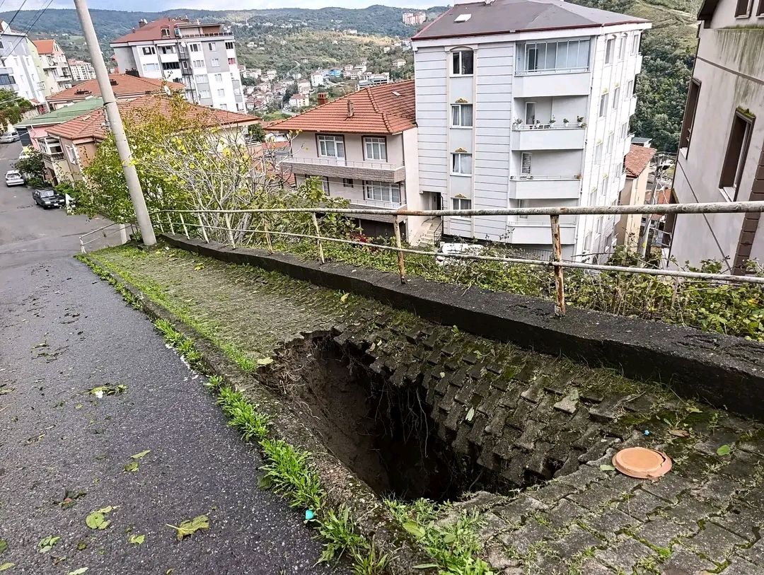 Ereğli’de Kaldırım Çöktü!